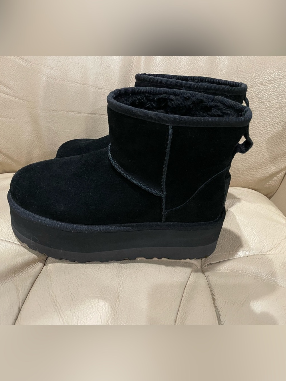 Ugg platformed Suede sheepskin leather black Winter Ankle Boots Sz.7